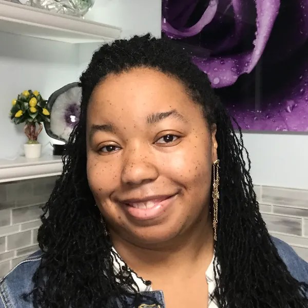 Photo of illustrator Bea Jackson.